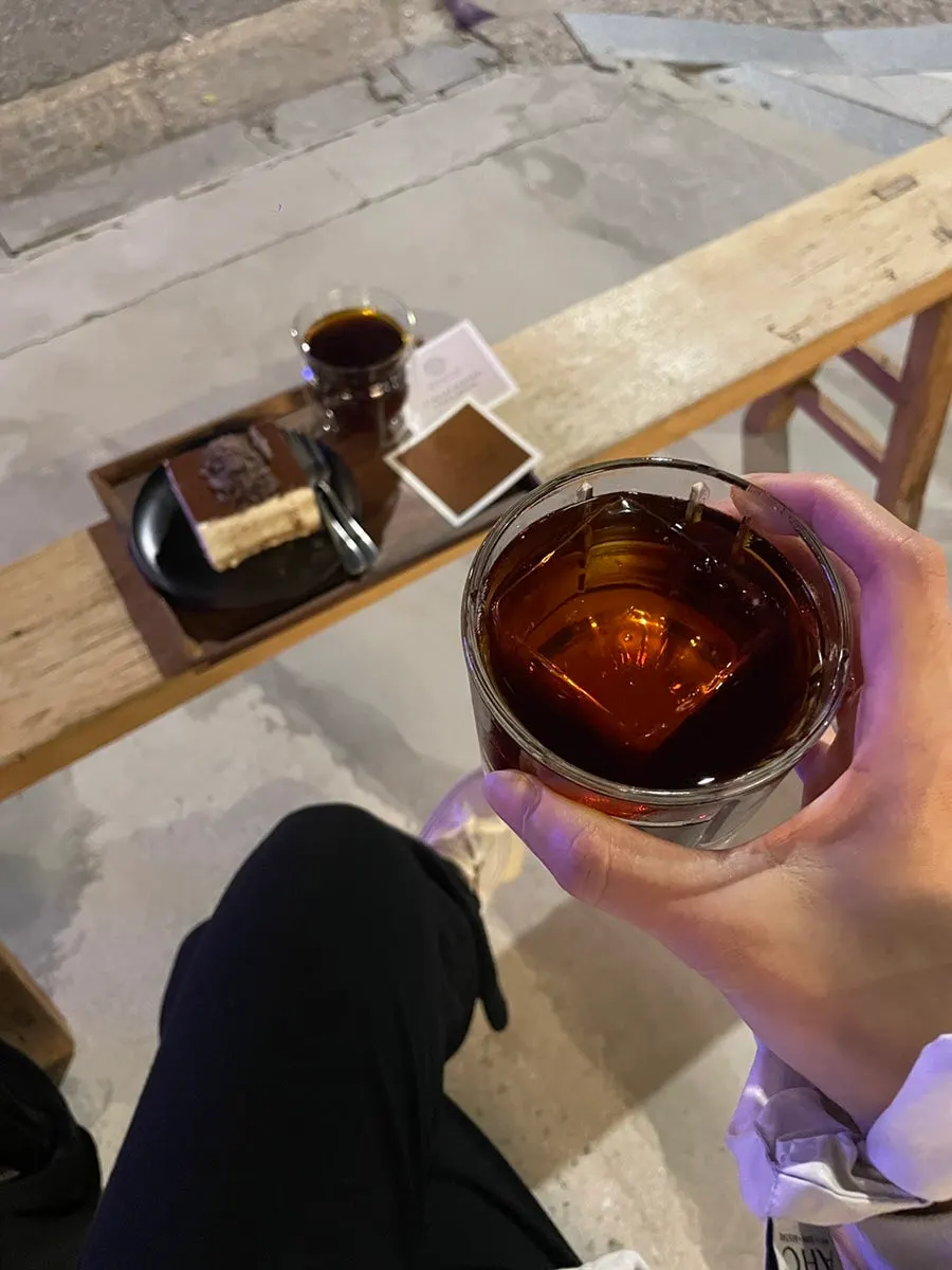 한 입 떠낸 티라미수 단면