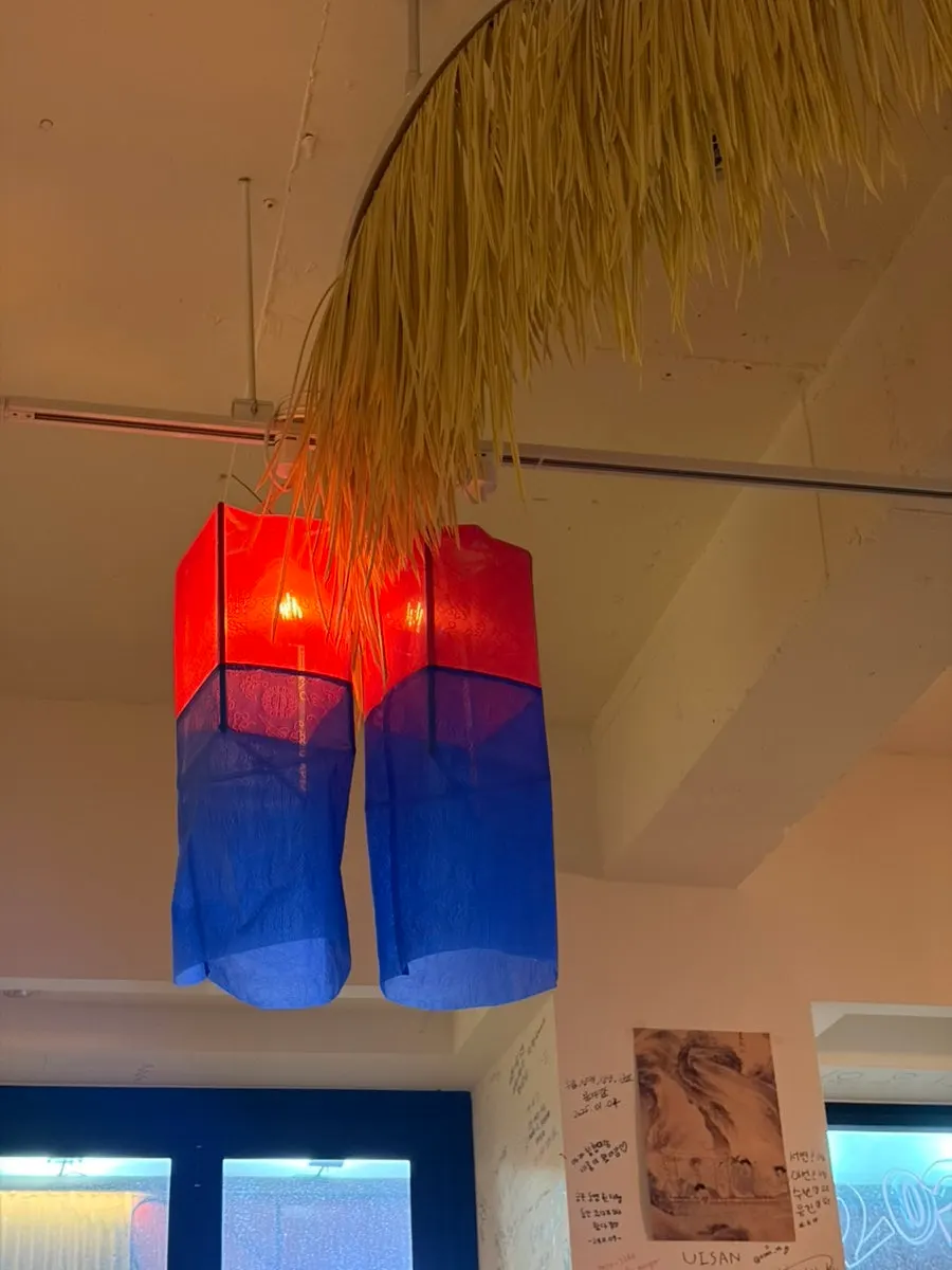 Wall decoration at Bako Jumak with a jige carrier and woven baskets