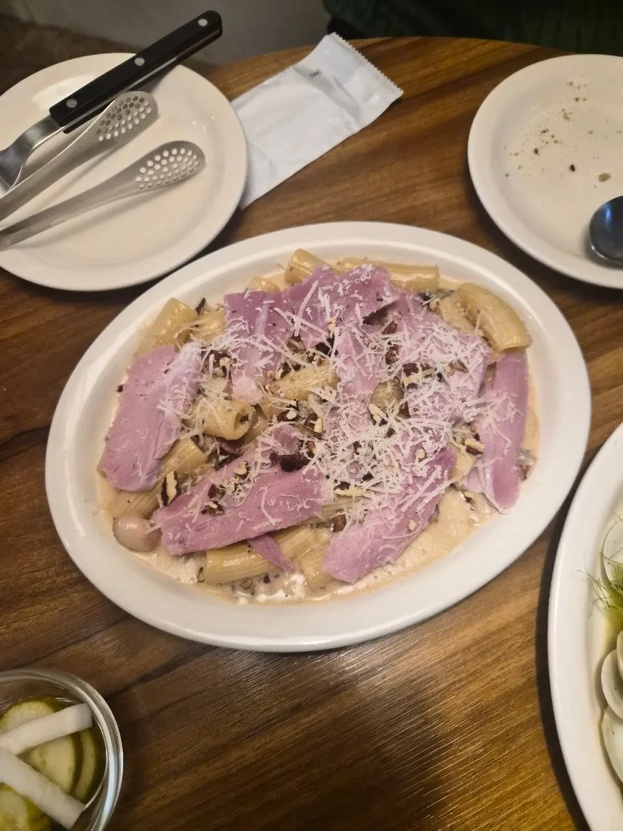 치즈와 피칸을 올린 리가토니