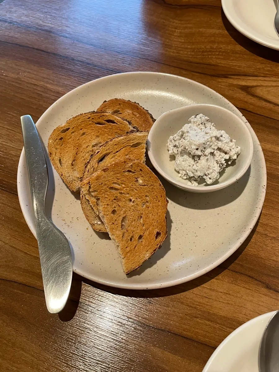오븐에 구운 빵과 크림치즈 스프레드