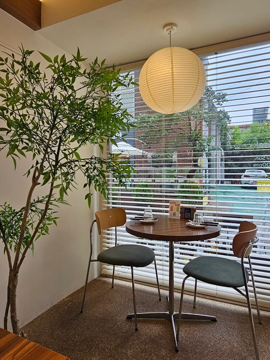 Riike's table seating with generous spacing