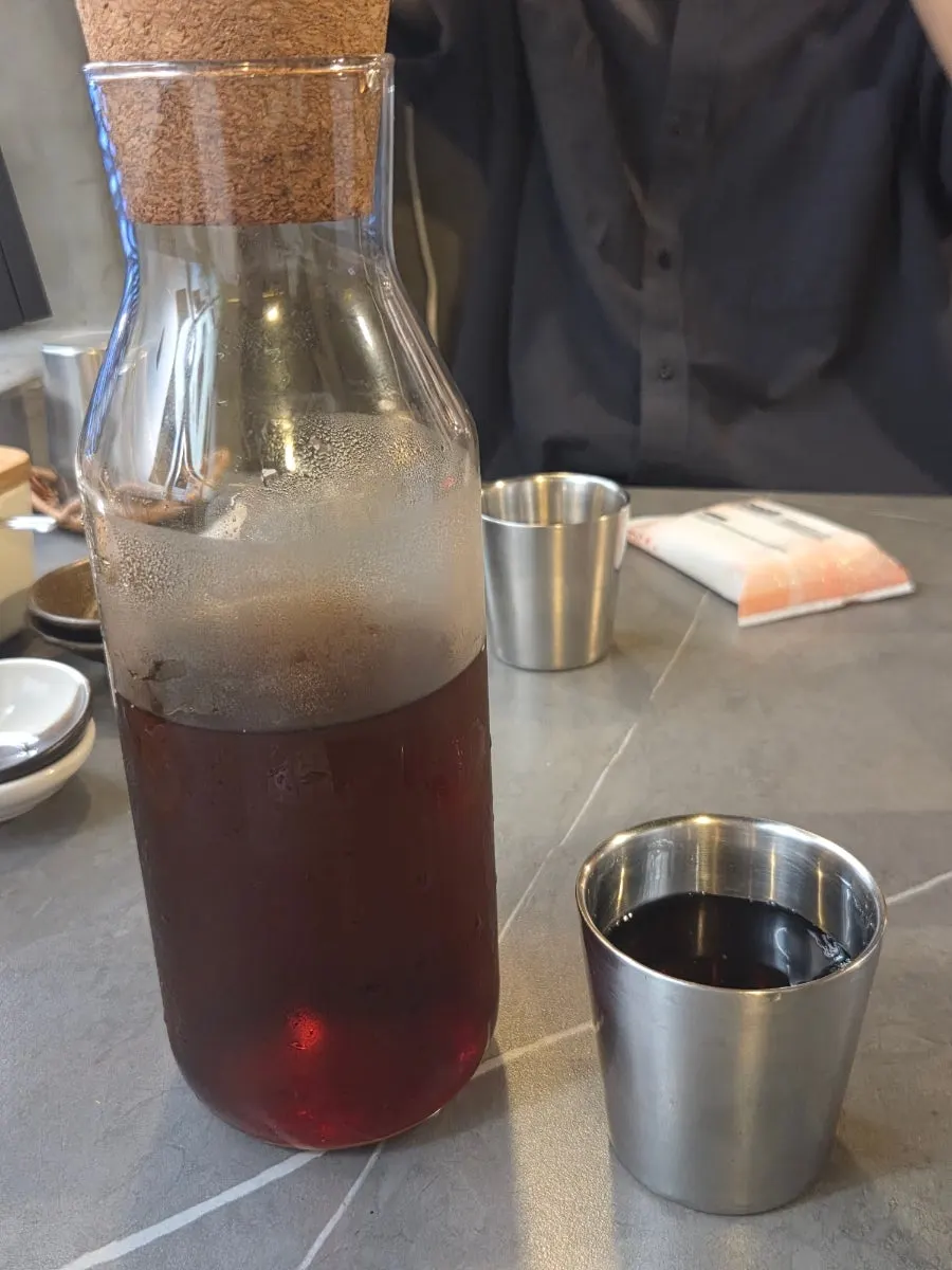 카이센동과 덮밥 메뉴가 적힌 메뉴판