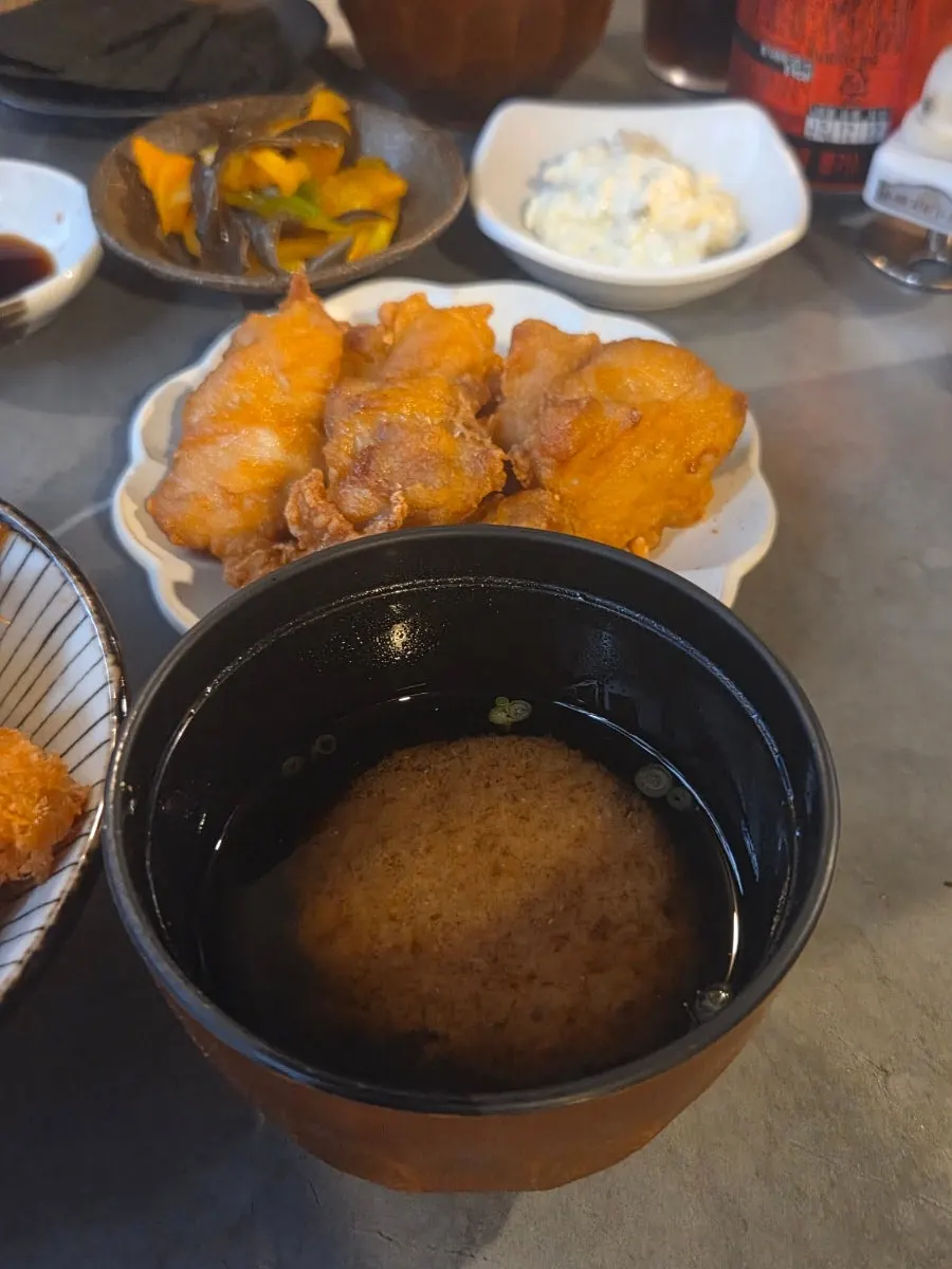 보리차와 제로콜라가 놓인 테이블