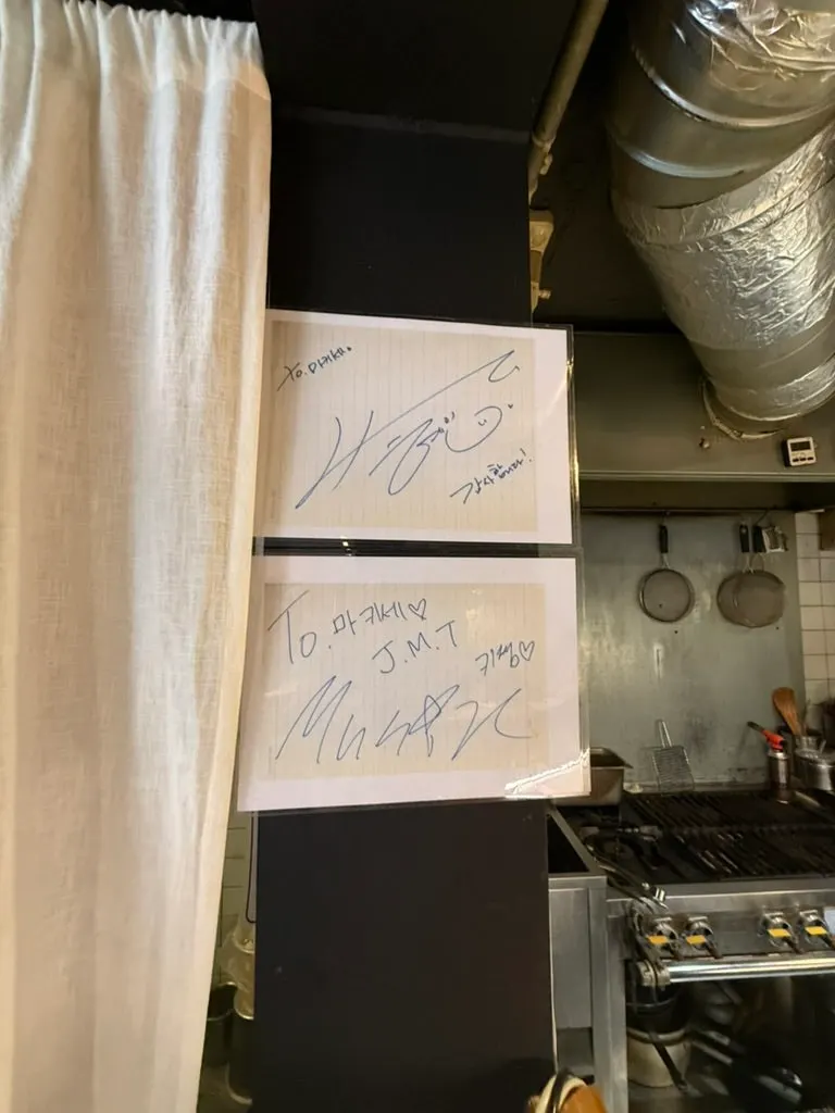 居酒屋風の店内とバーテーブル
