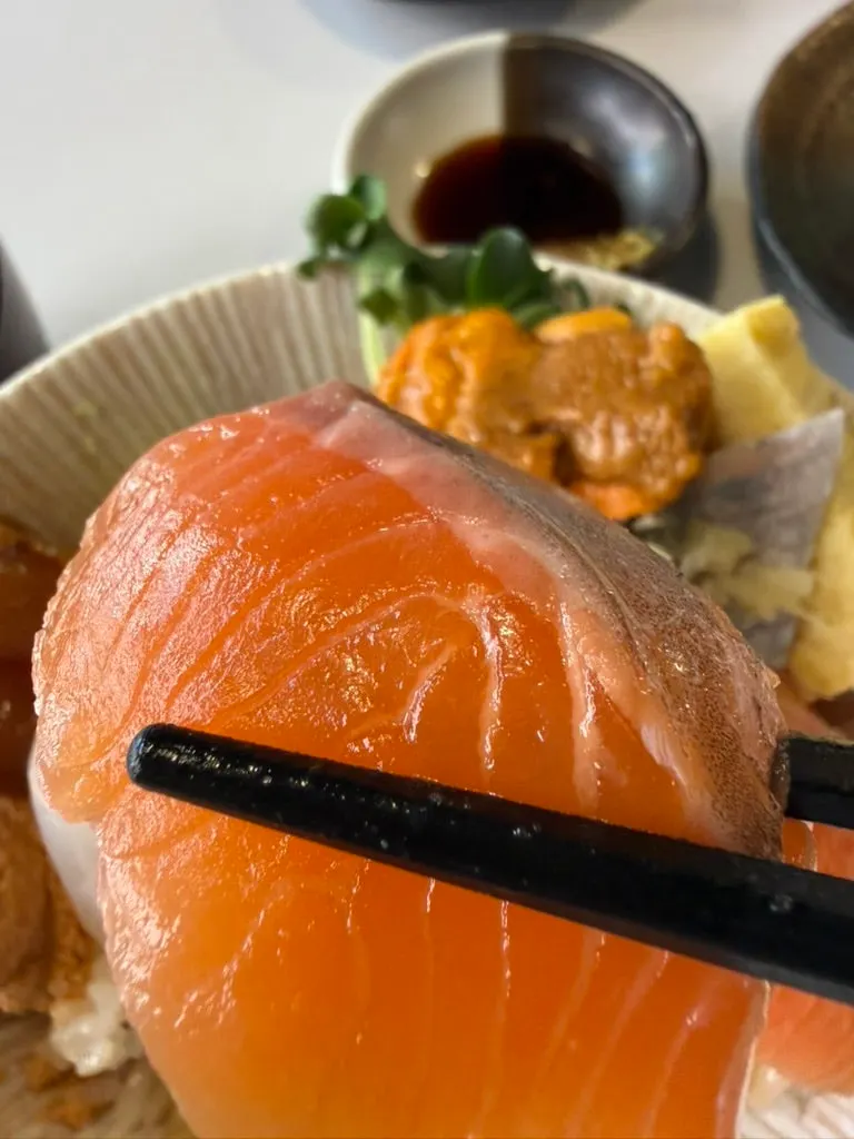 丼と刺身が書かれたマキセ合井のメニュー表