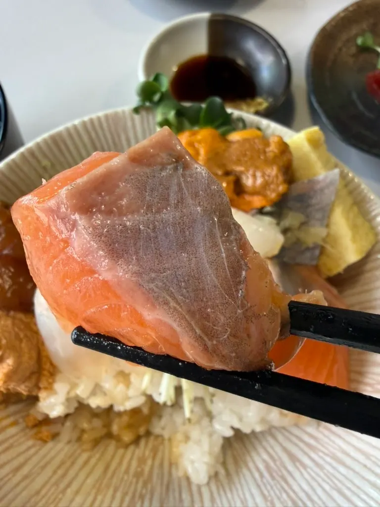 ご飯と刺身にわさびをのせたひと口