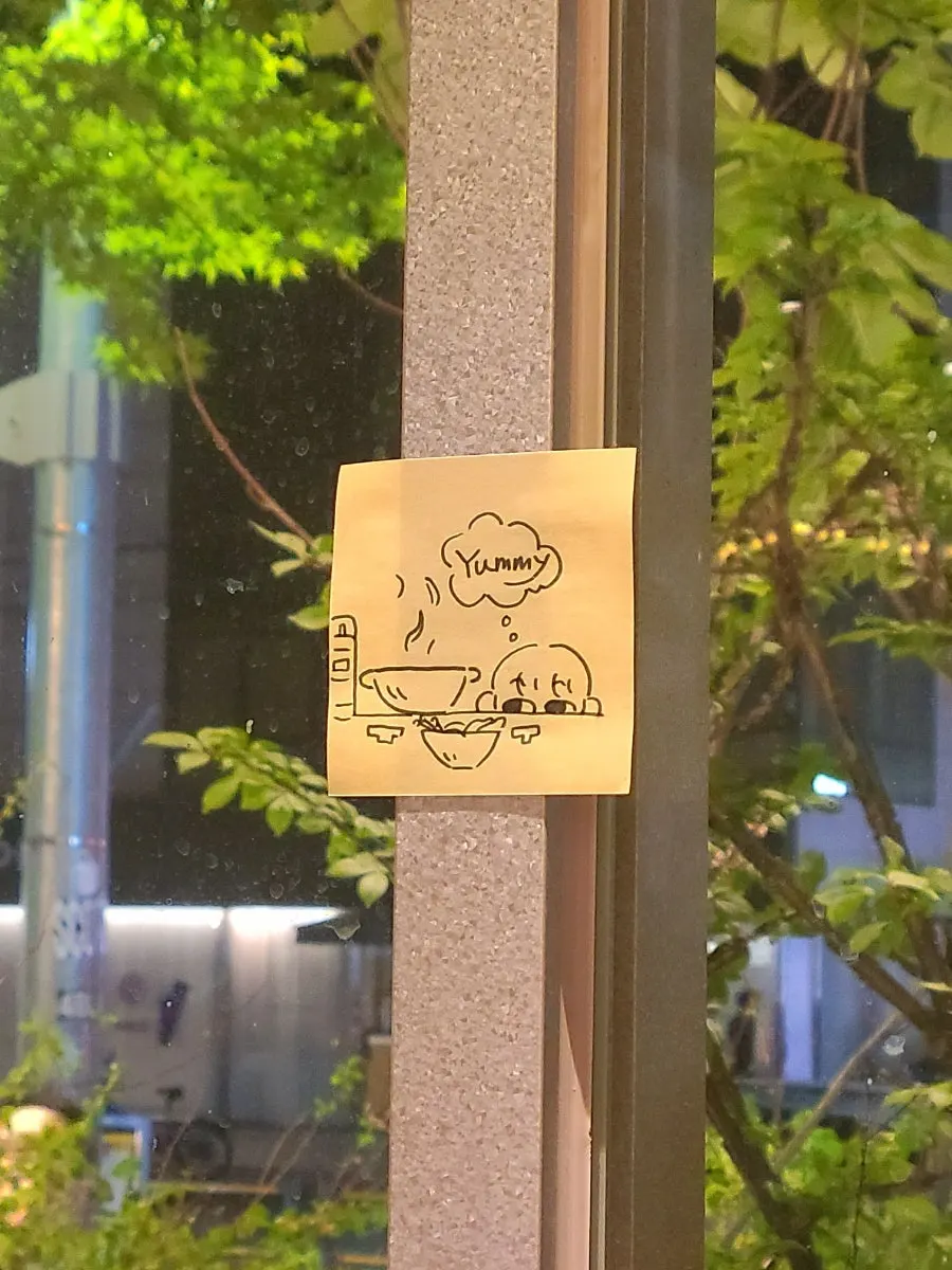 거치대에 휴대폰을 올려둔 1인 테이블