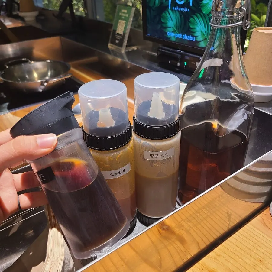 간장·칠리소스·땅콩소스가 놓인 소스존