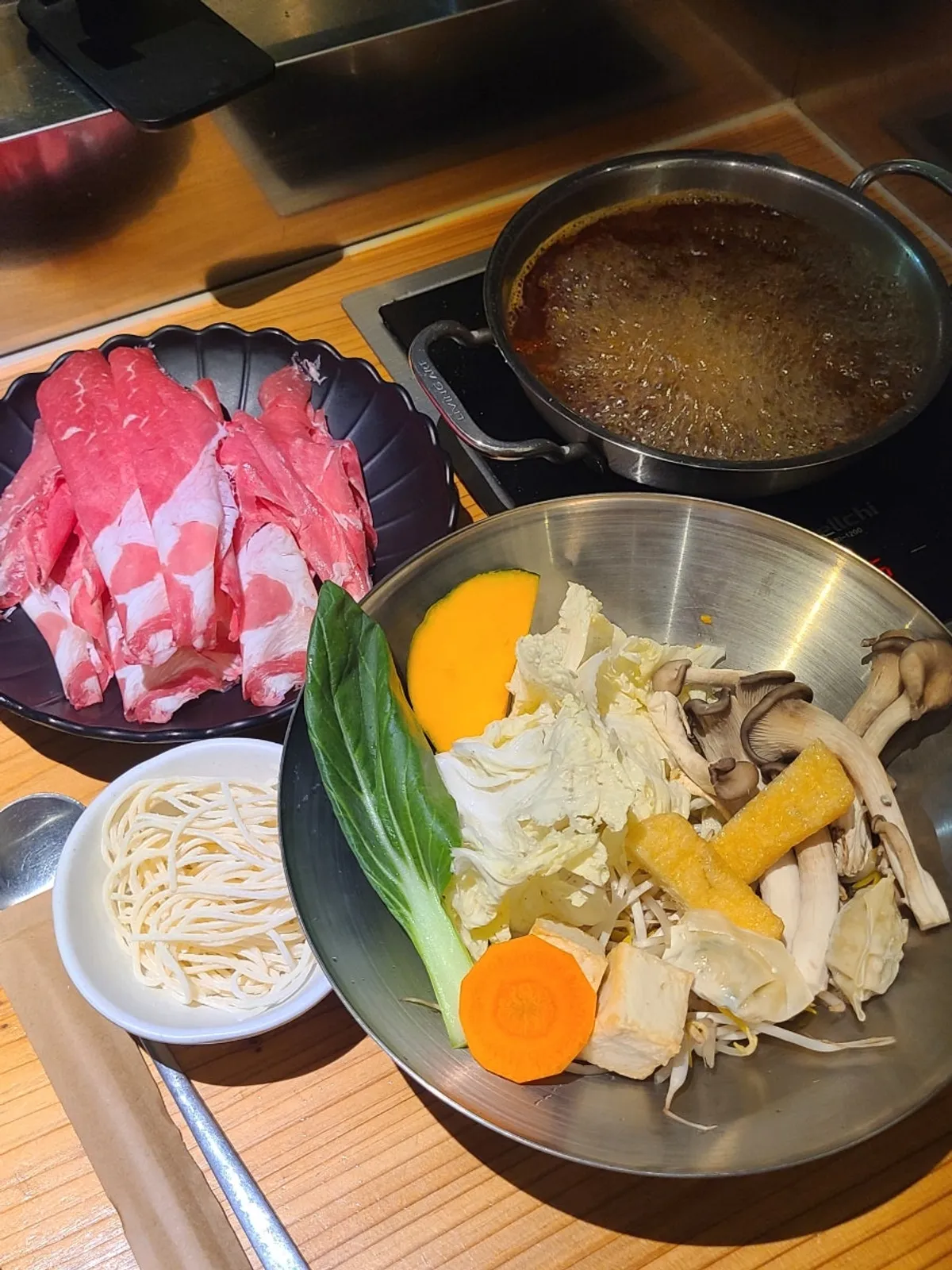 고기와 칼국수, 야채모둠 상차림