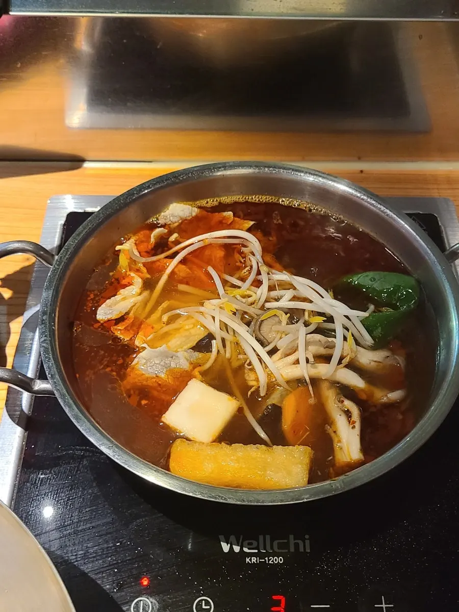 청경채와 버섯 등이 담긴 야채모둠 접시