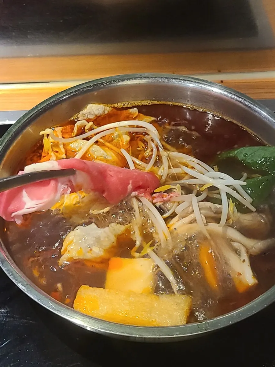끓는 마라 육수에 넣은 재료들