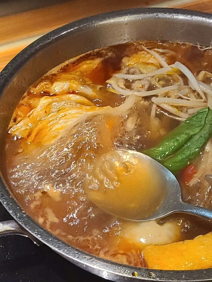 재료가 가득 들어간 마라 샤브 냄비