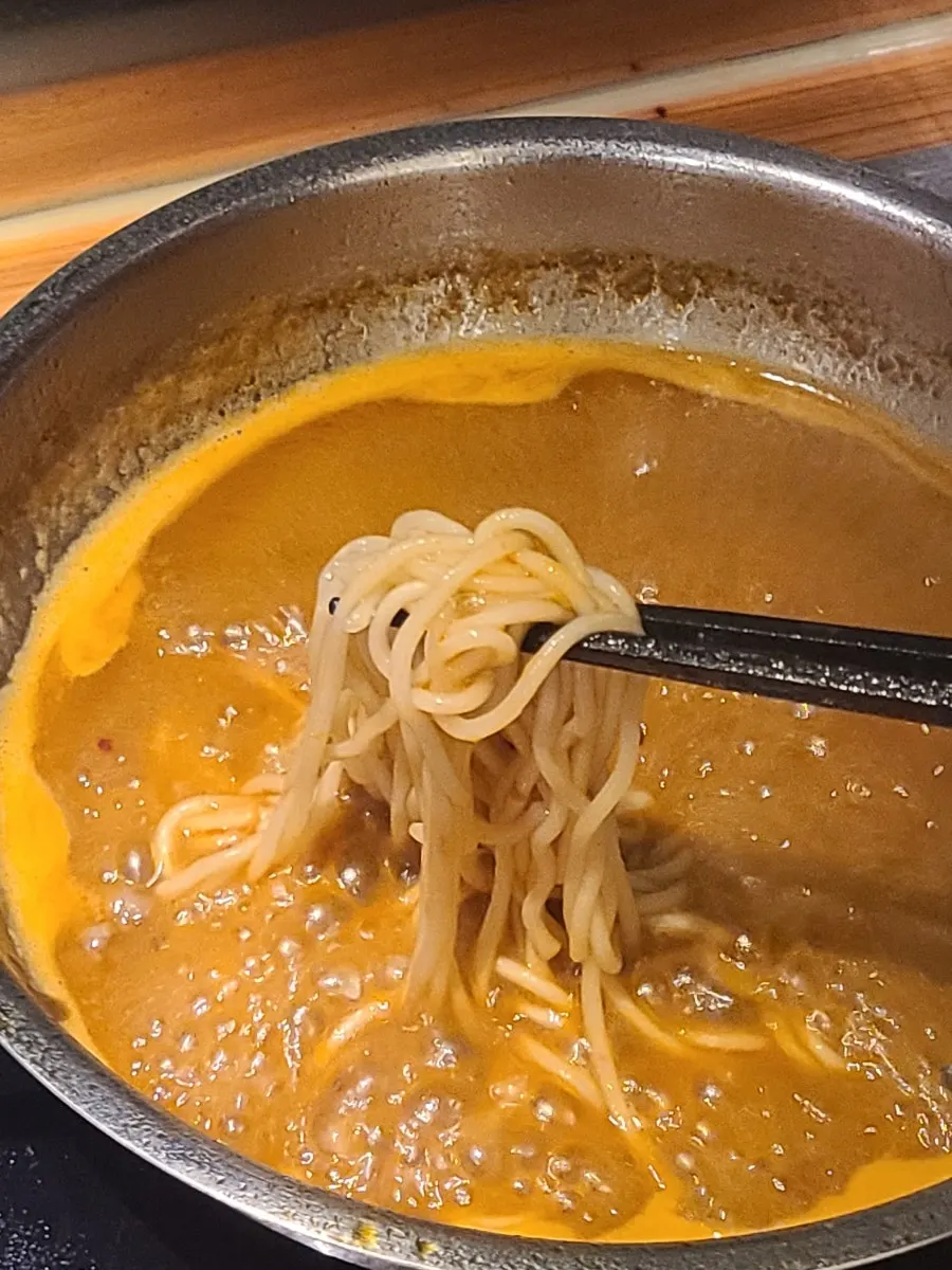 마라 육수에 넣은 칼국수 면