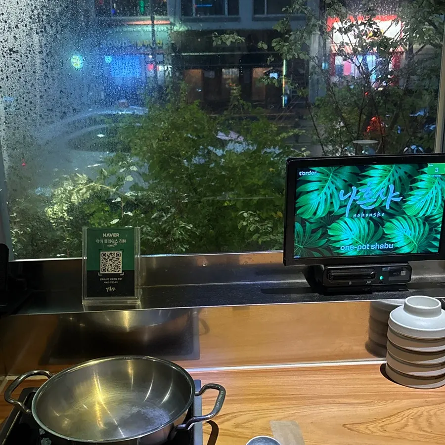 Window bar-style solo seating at Nahonsha