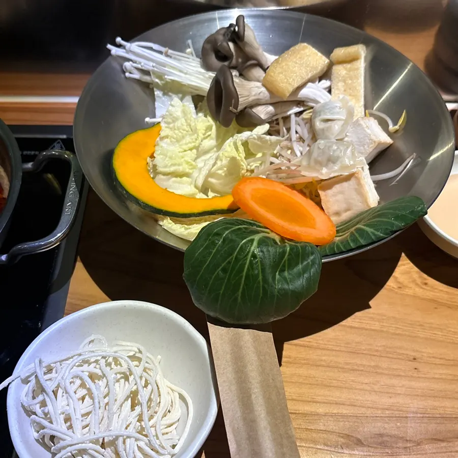 Personal sauce made by mixing peanut sauce with chili sauce