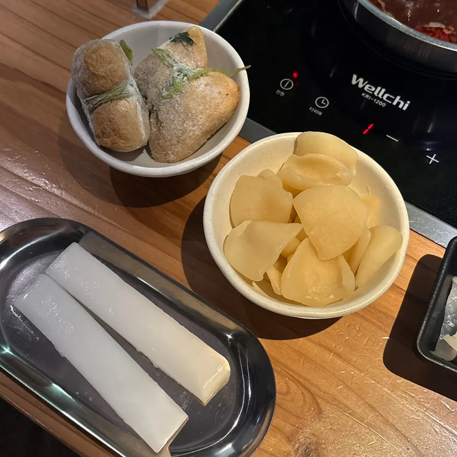 Basic solo set with vegetables, mushrooms, and noodles