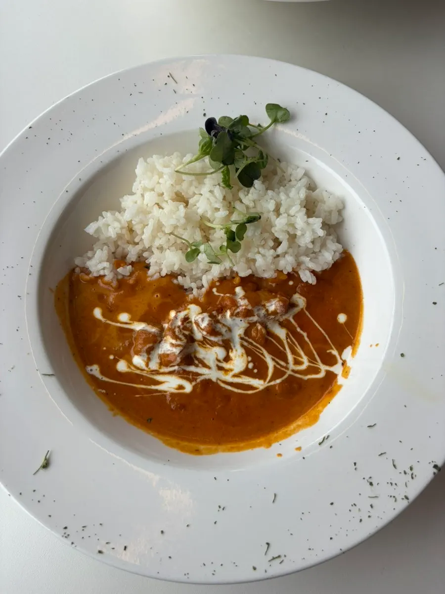 A bowl of chicken makhani curry