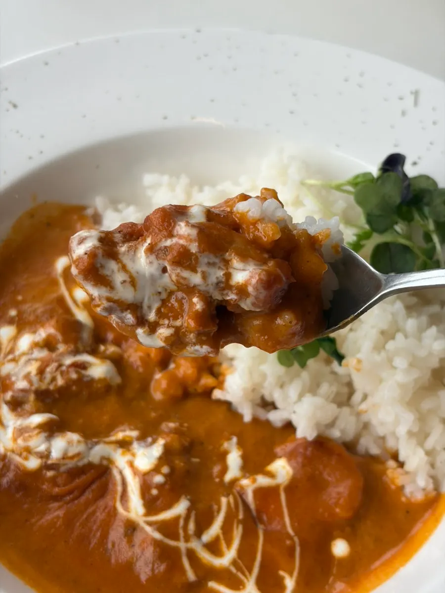 Chicken makhani piled on butter naan