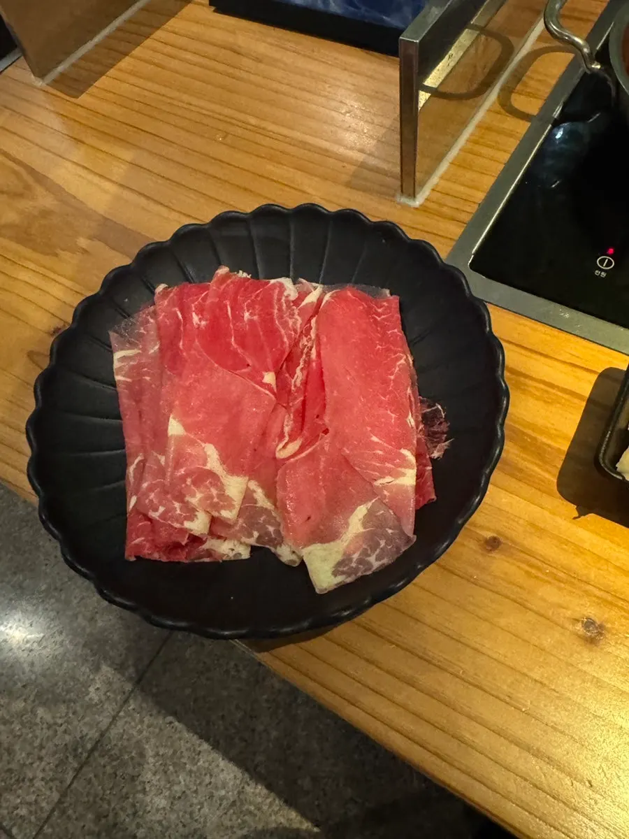 마라 육수에 재료를 익히는 모습