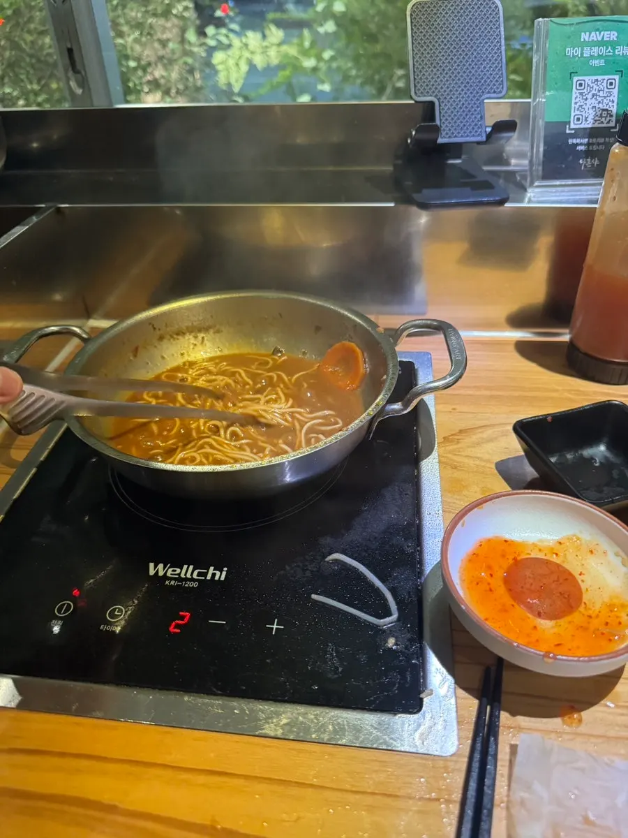 마라 육수에 끓인 칼국수 면