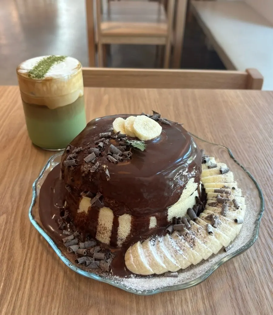 Chocolate banana soufflé and Café Matcha