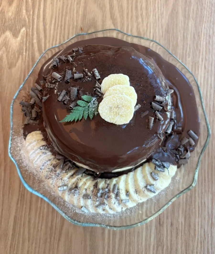 Soufflé topped with banana and chocolate syrup