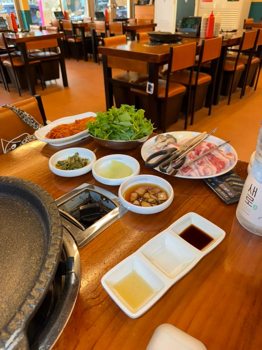 우드톤의 넓은 매장 내부