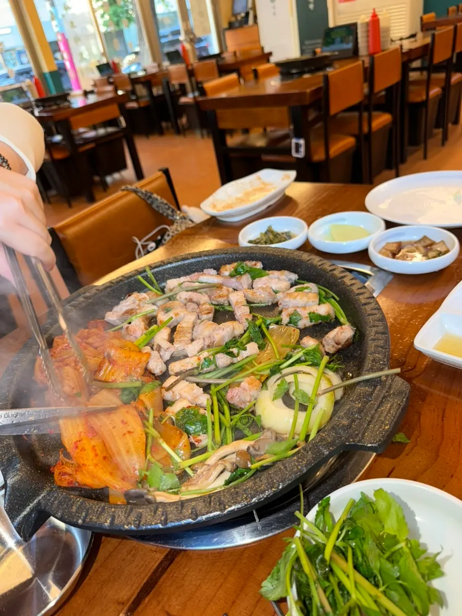 노릇하게 구워진 삼겹살과 미나리
