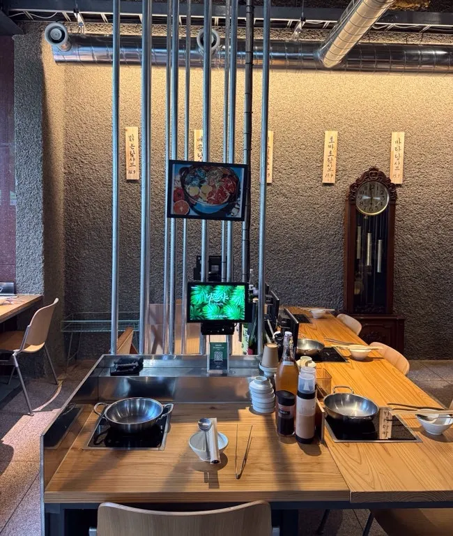 Nahonsha's wide table for group visitors