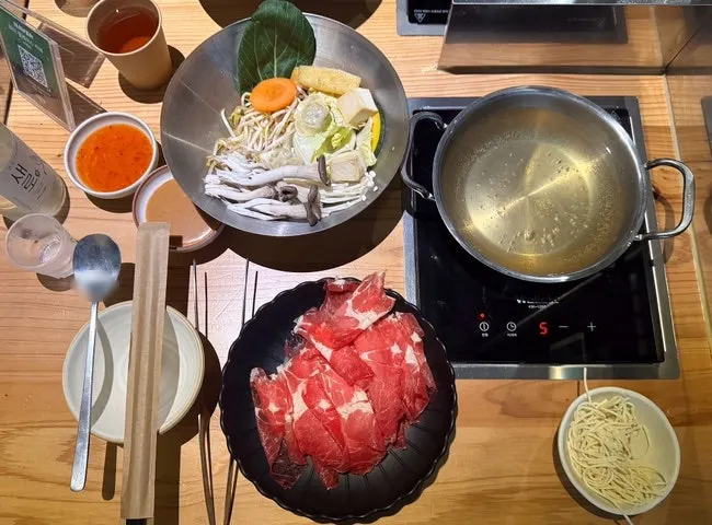 Nahonsha's clear broth shabu-shabu full spread