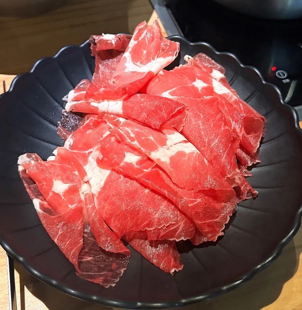 Shabu-shabu meat added to the solo pot
