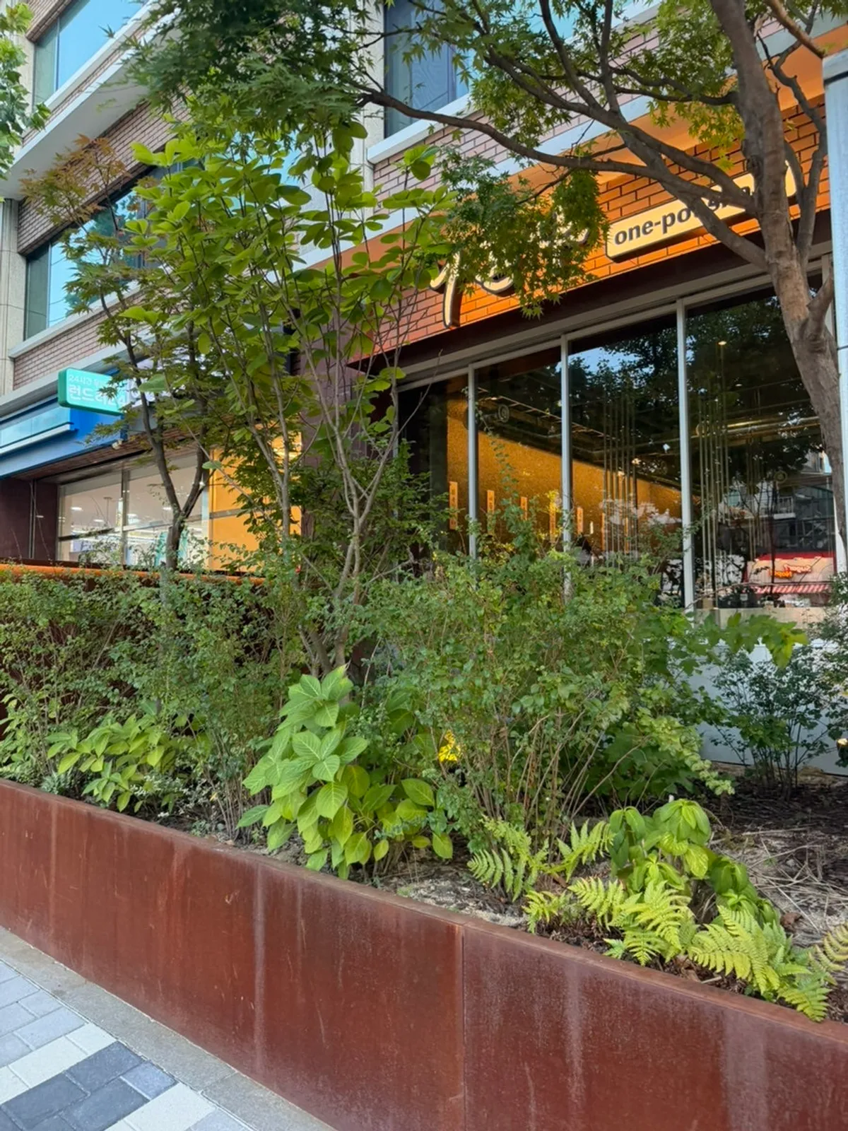 Nahonsha storefront between Hapjeong and Sangsu stations
