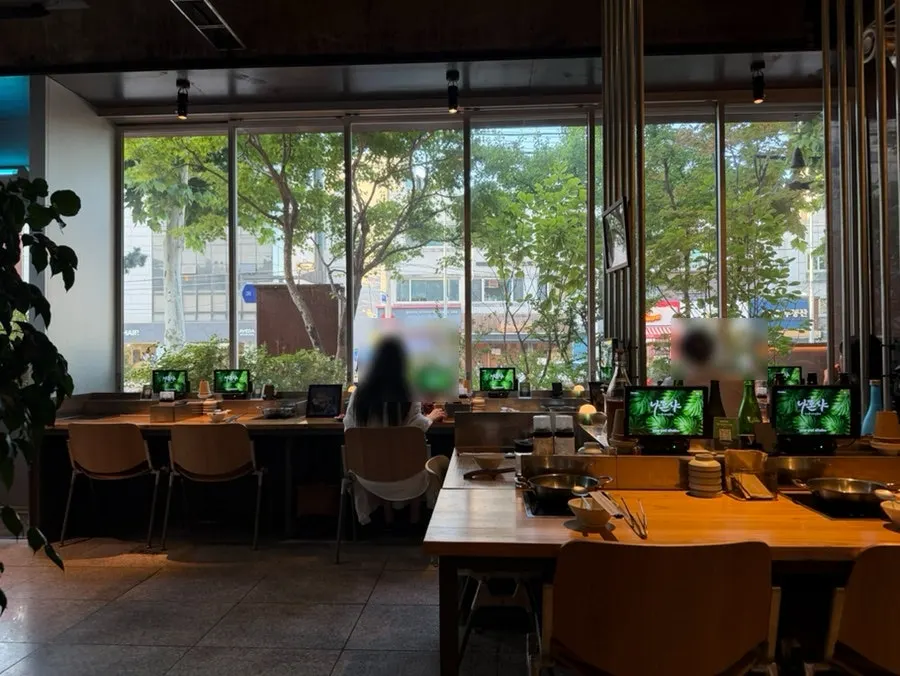 Solo table seating at Nahonsha