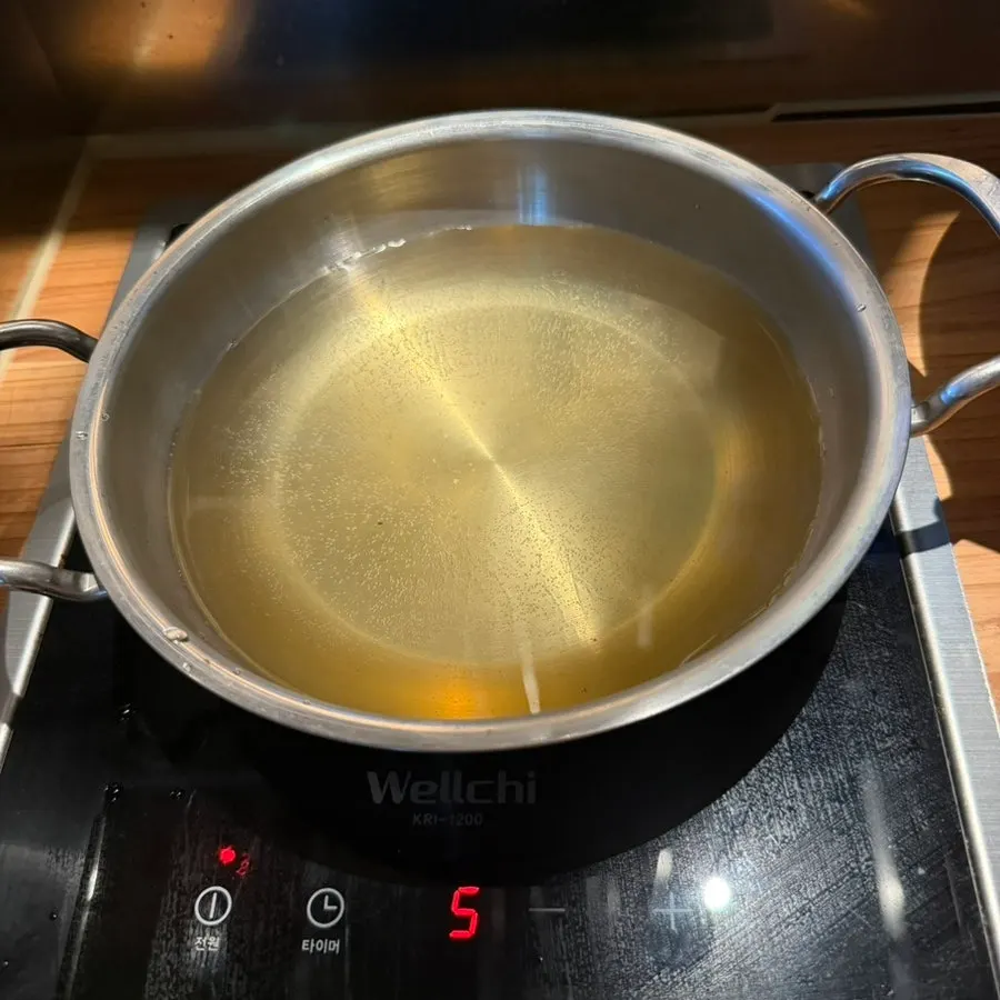 Clear broth for shabu-shabu at Nahonsha