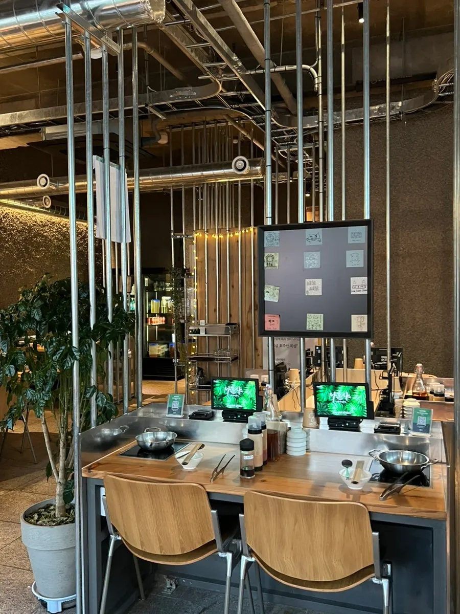 木目調で飾られたナホンサ店内の全景