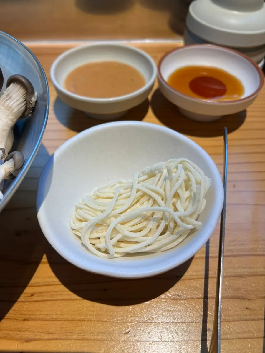 チンゲン菜、白菜、もやし、油揚げ、餃子が盛られた野菜皿