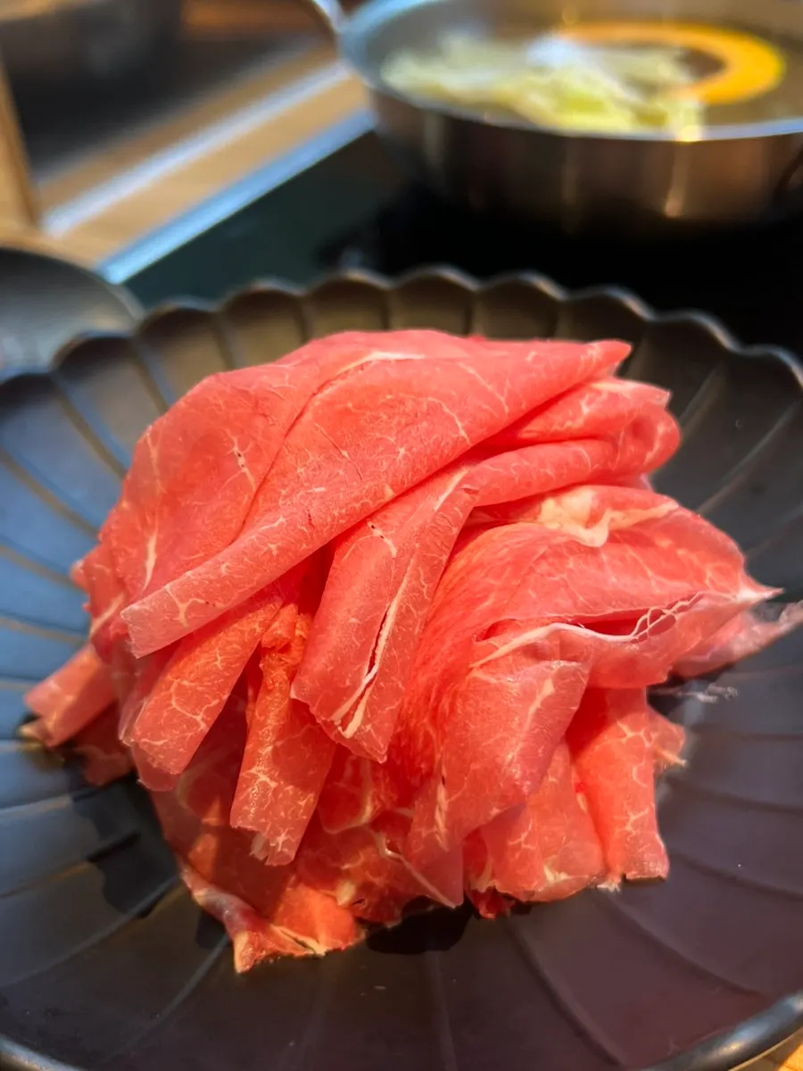 薄切りにされた牛肉の一皿