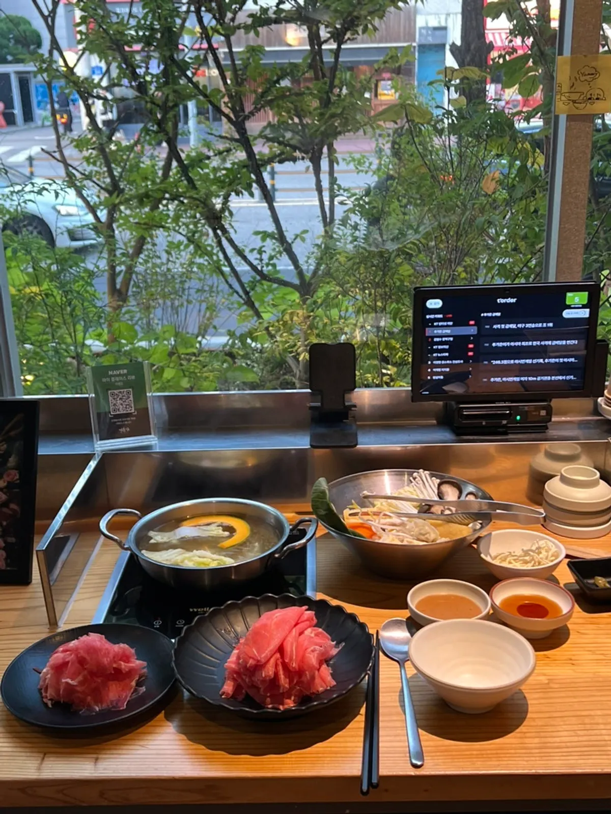 清湯鍋に肉と野菜を入れた一人用しゃぶしゃぶ