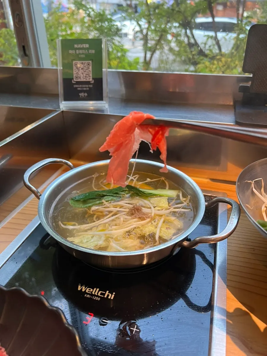 煮立っている清湯しゃぶしゃぶの鍋