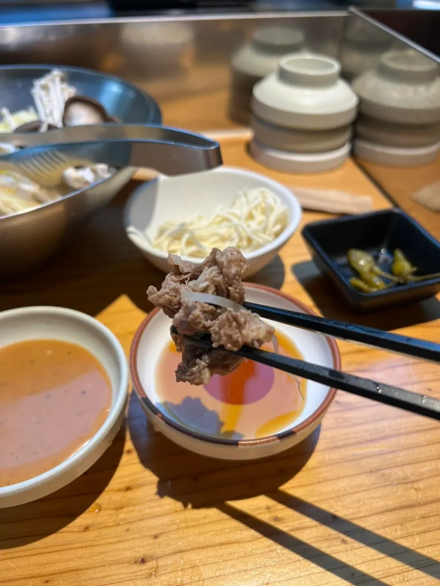 ソースにつけて食べるしゃぶしゃぶの肉
