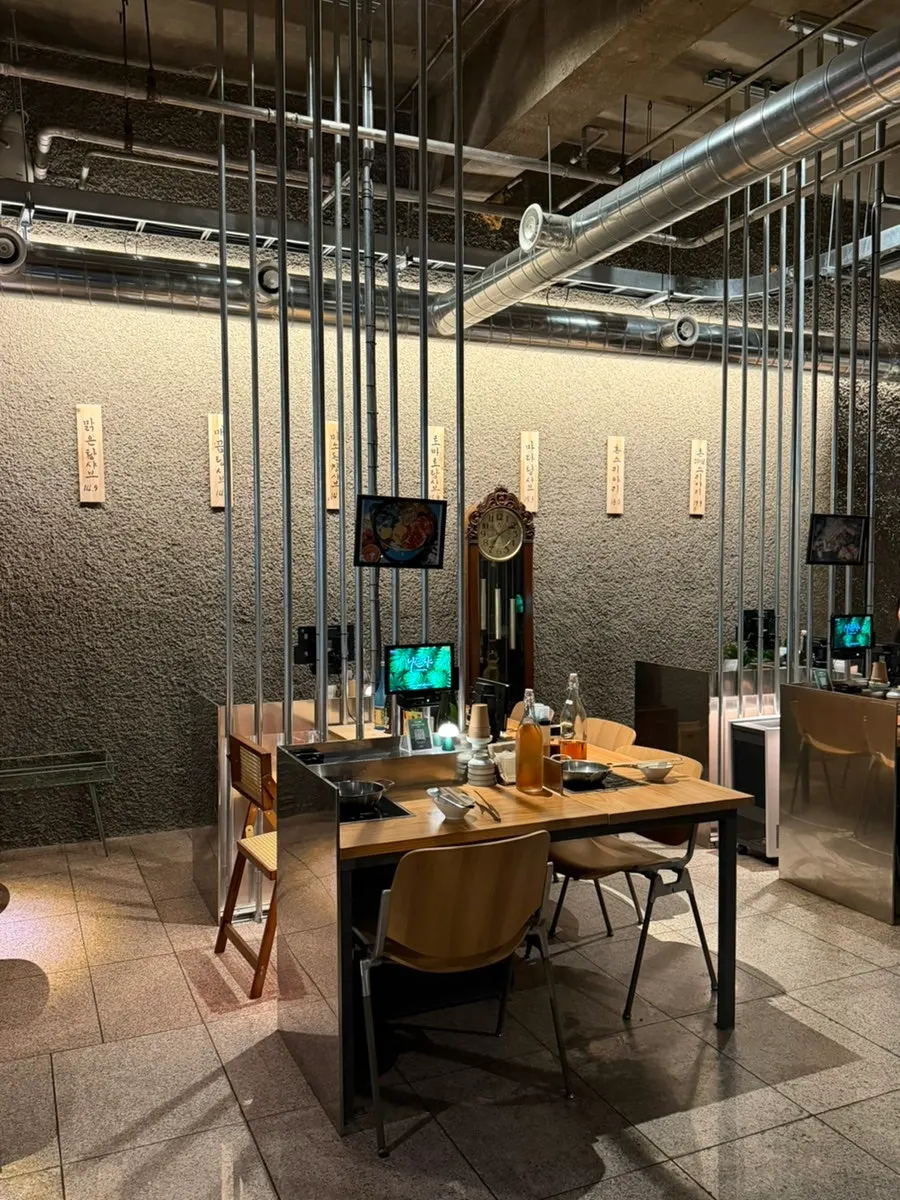 Solo seating at Nahonsha Hapjeong, ideal for eating alone