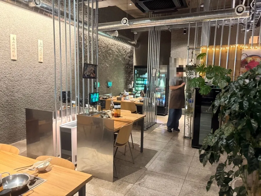 혼밥과 데이트에 맞춘 나혼샤 내부 테이블