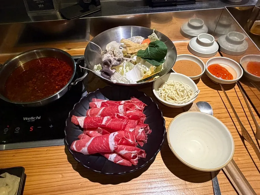 1인용으로 적당한 양의 마라탕 샤브 상차림