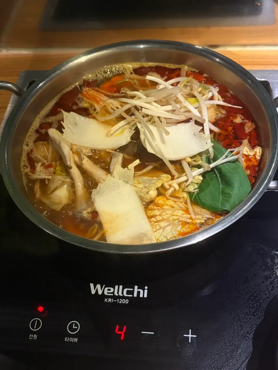 마라탕 육수에 채소를 넣은 모습