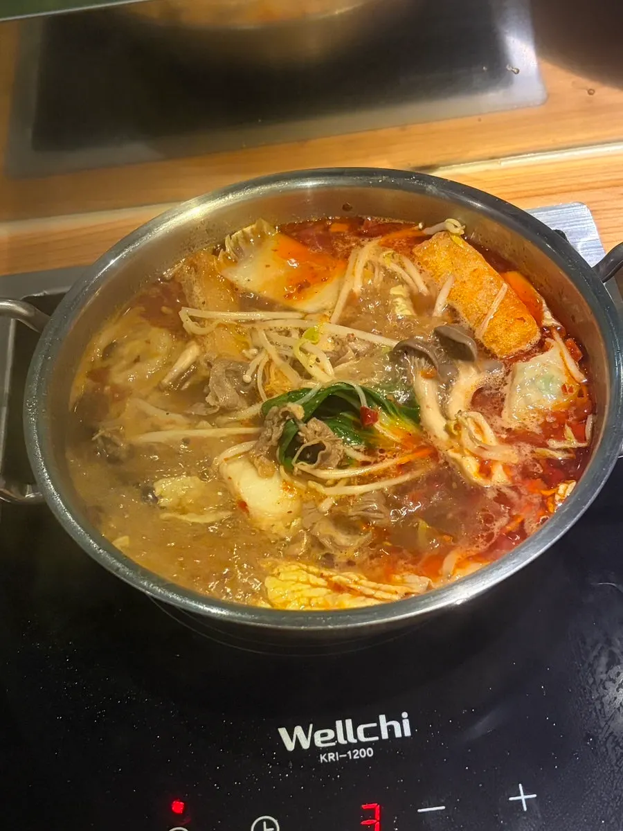 끓는 마라탕 육수에 익힌 고기