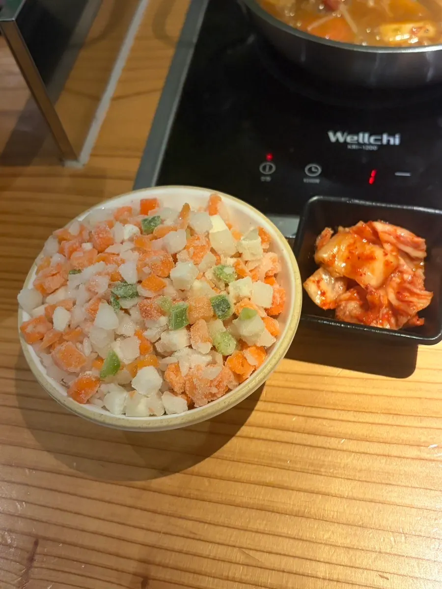 야채와 계란, 밥이 담긴 죽 재료