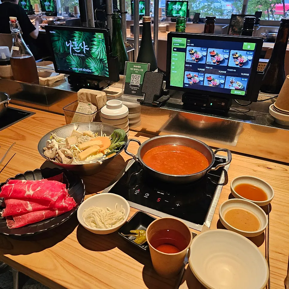 끓기 시작한 매콤탕 육수