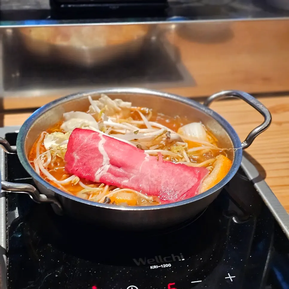 국물에 넣고 끓인 채소와 고기