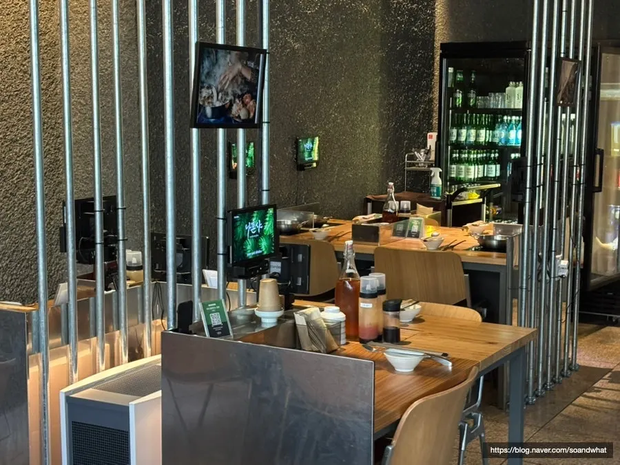 Nahonsha's interior atmosphere with green views and calm lighting
