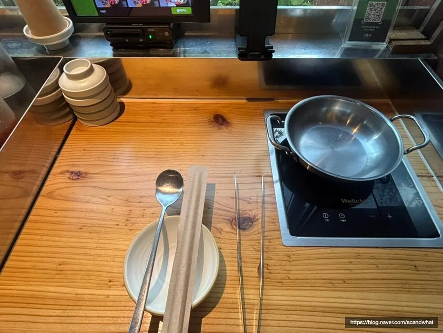 Personal electric kettle and pot at a Nahonsha solo seat